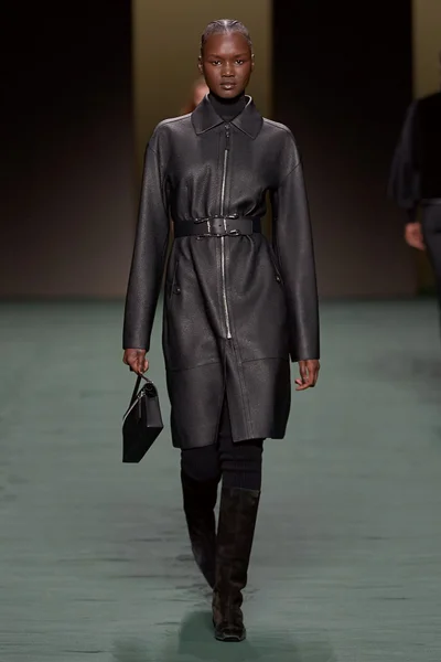 Look 16